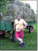 Der erste Anhnger mit Heu von bester Qualitt ist stolz eingefahren!